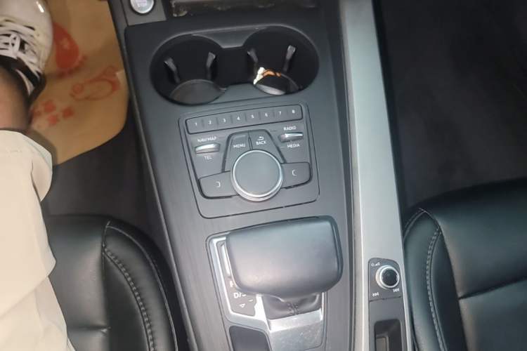 Used Audi A4L 2019 40 TFSI Ambition China VI Gear Lever