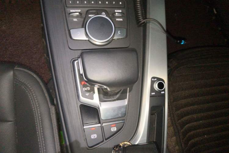 Used Audi A4L 2019 40 TFSI Fashion Edition China VI Emission Standard Gear Lever
