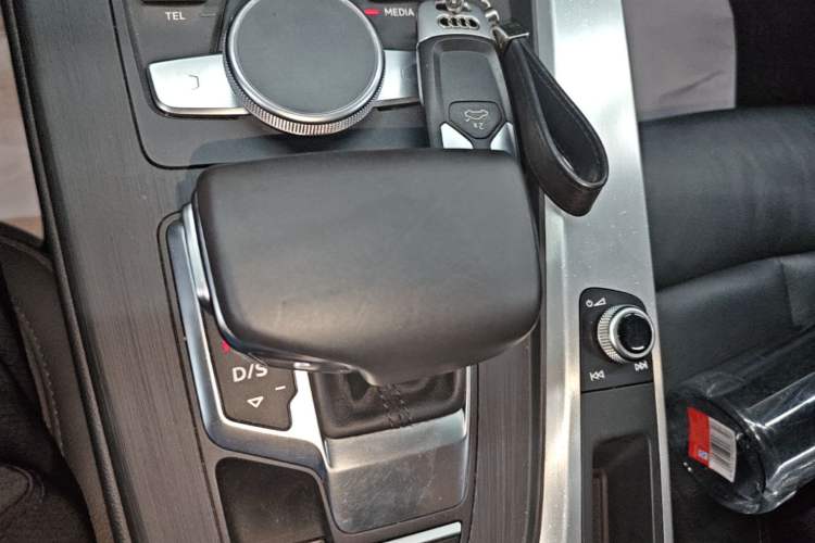 Used Audi A4L 2019 40 TFSI Fashion Version China V Gear Lever