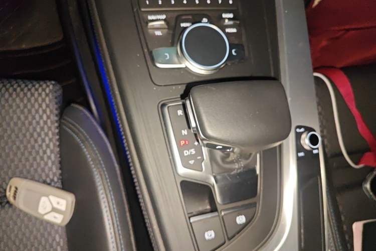 Used Audi A4L 2019 40 TFSI Sporty Version China VI Gear Lever