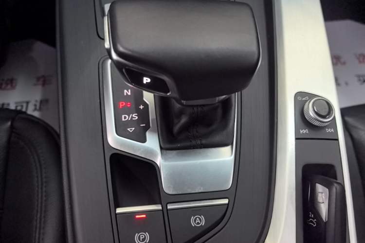 Used Audi A4L 2019 40 TFSI Fashion Edition China VI Emission Standard Gear Lever