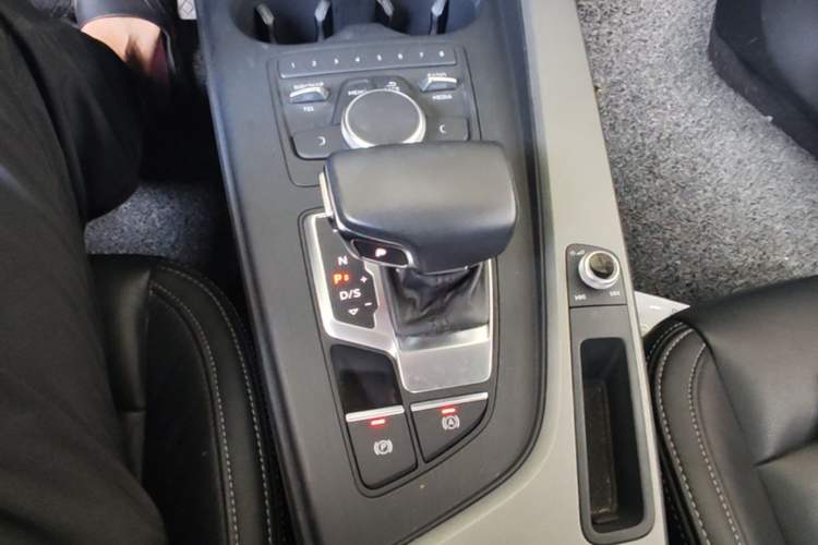 Used Audi A4L 2019 40 TFSI Ambition China VI Gear Lever