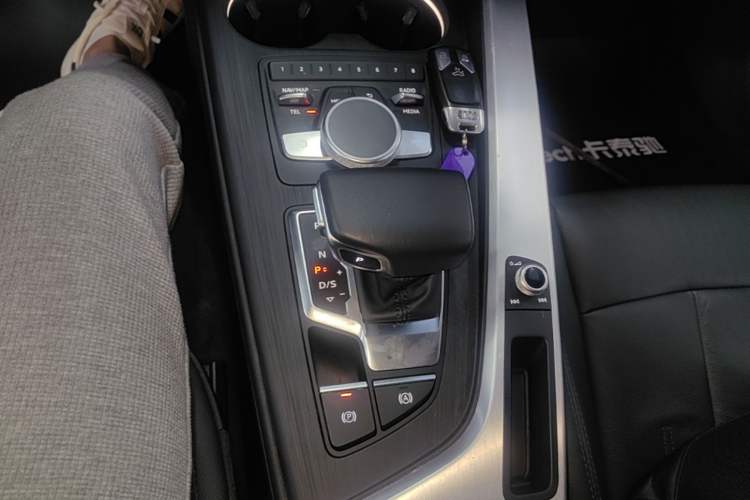 Used Audi A4L 2019 40 TFSI Fashion Edition China VI Emission Standard Gear Lever