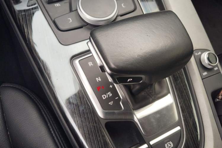 Used Audi A4L 2019 40 TFSI Ambition China VI Gear Lever