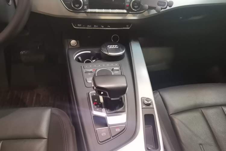 Used Audi A4L 2019 40 TFSI Fashion Edition China VI Emission Standard Gear Lever