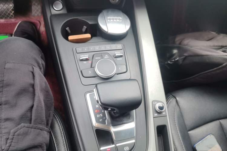Used Audi A4L 2019 40 TFSI Ambition China VI Gear Lever