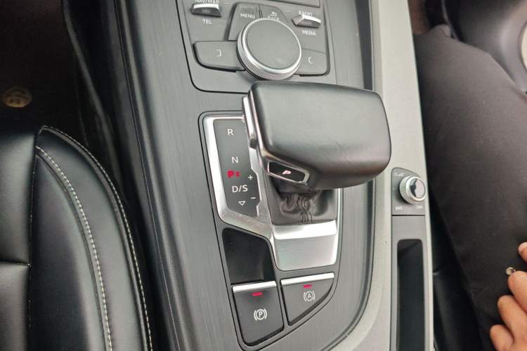 Used Audi A4L 2019 40 TFSI Ambition China VI Gear Lever