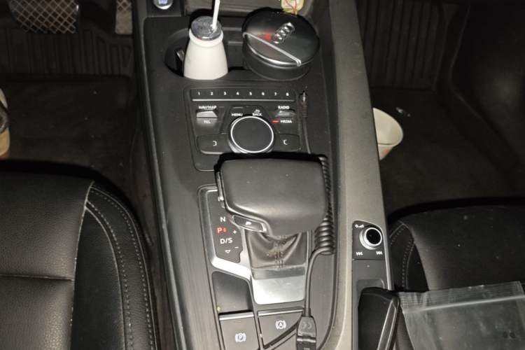 Used Audi A4L 2019 40 TFSI Fashion Edition China VI Emission Standard Gear Lever