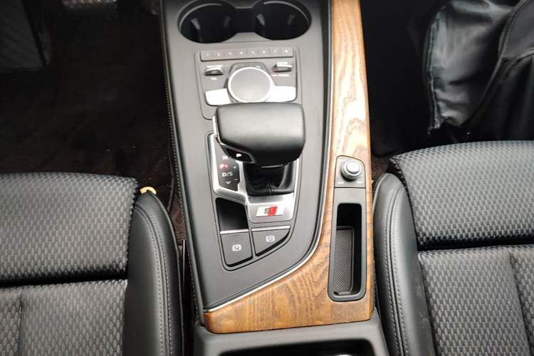 Used Audi A4L 2019 40 TFSI Sporty Version China VI Gear Lever