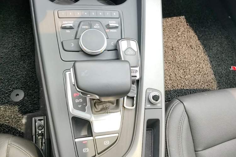 Used Audi A4L 2019 40 TFSI Ambition China VI Gear Lever