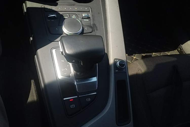 Used Audi A4L 2019 40 TFSI Ambition China VI Gear Lever