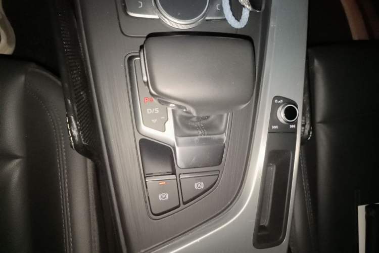 Used Audi A4L 2019 40 TFSI Fashion Edition China VI Emission Standard Gear Lever