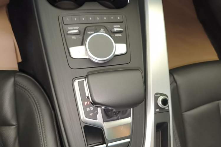 Used Audi A4L 2019 40 TFSI Fashion Edition China VI Emission Standard Gear Lever