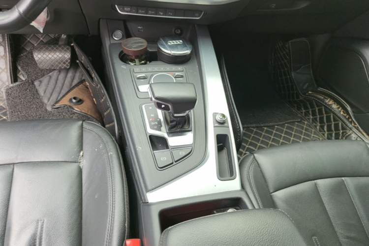 Used Audi A4L 2019 40 TFSI Fashion Edition China VI Emission Standard Gear Lever