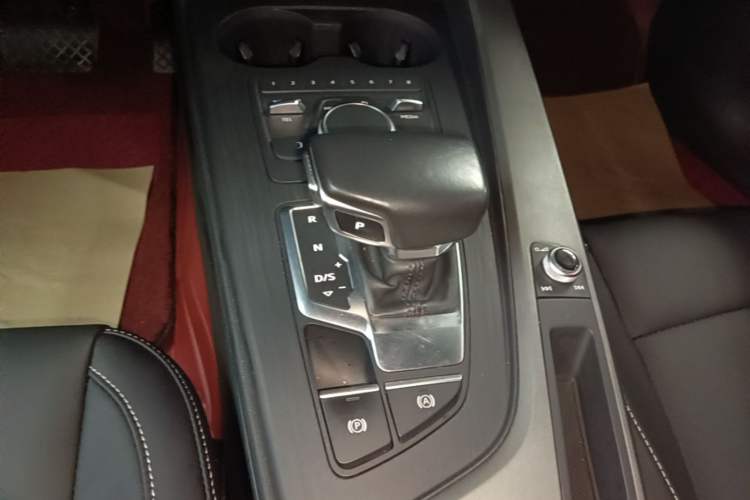 Used Audi A4L 2019 40 TFSI Ambition China VI Gear Lever