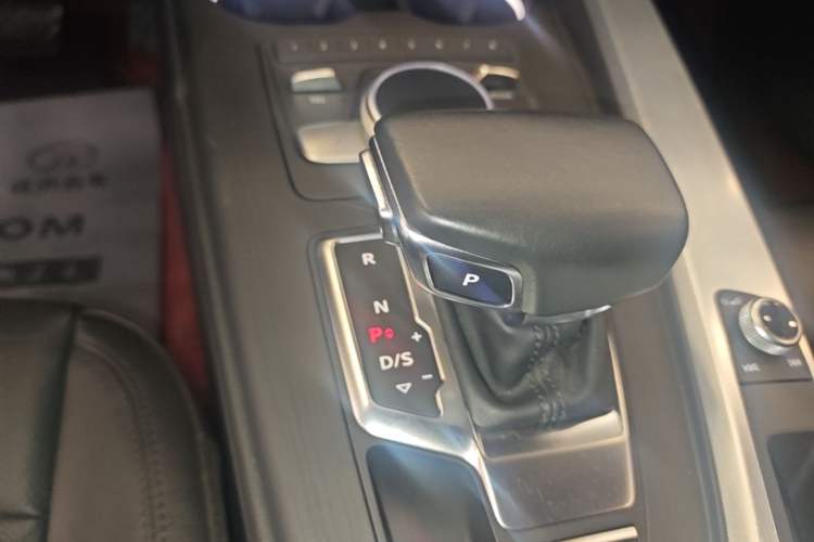 Used Audi A4L 2019 40 TFSI Fashion Edition China VI Emission Standard Gear Lever