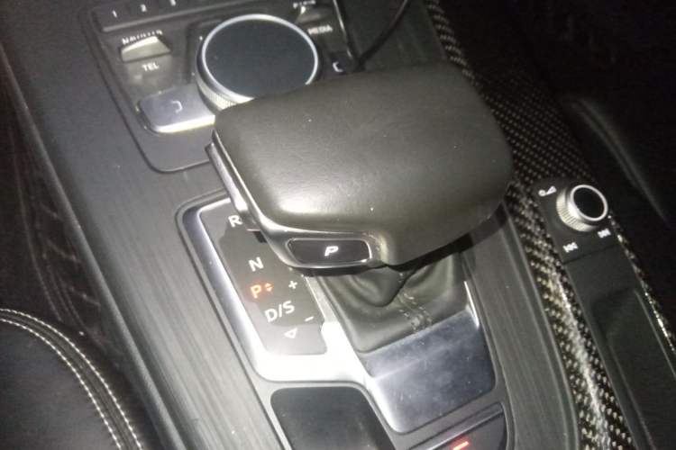 Used Audi A4L 2019 40 TFSI Fashion Edition China VI Emission Standard Gear Lever