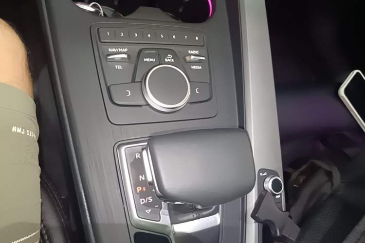 Used Audi A4L 2019 40 TFSI Ambition China VI Gear Lever