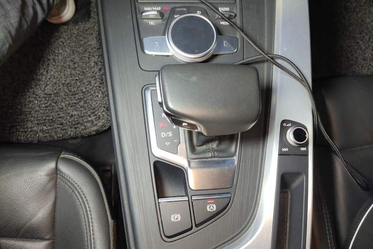 Used Audi A4L 2019 40 TFSI Fashion Edition China VI Emission Standard Gear Lever