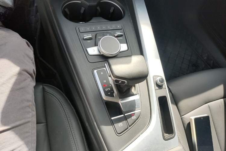 Used Audi A4L 2019 40 TFSI Fashion Edition China VI Emission Standard Gear Lever