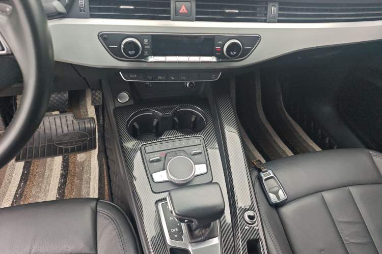 Used Audi A4L 2019 40 TFSI Fashion Edition China VI Emission Standard Gear Lever