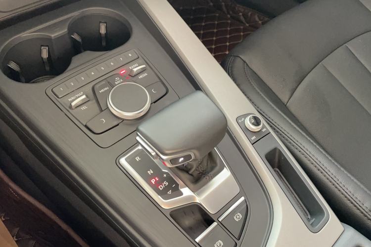 Used Audi A4L 2019 40 TFSI Ambition China VI Gear Lever