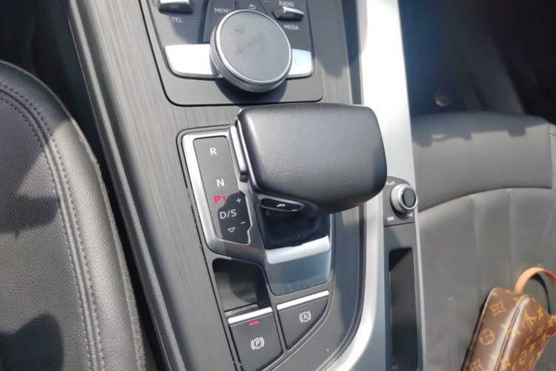 Used Audi A4L 2019 40 TFSI Fashion Edition China VI Emission Standard Gear Lever