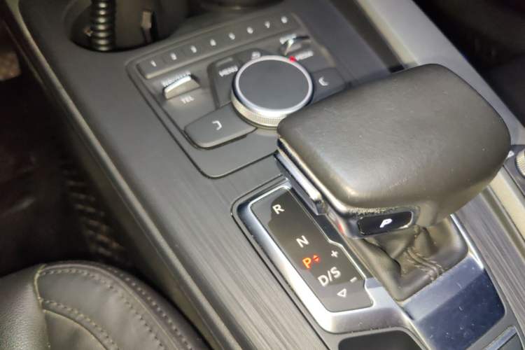 Used Audi A4L 2019 40 TFSI Ambition China VI Gear Lever