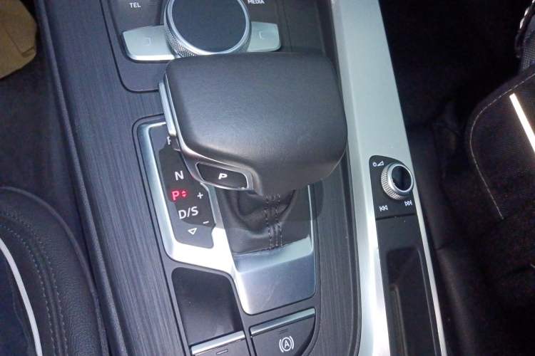 Used Audi A4L 2019 40 TFSI Fashion Version China V Gear Lever