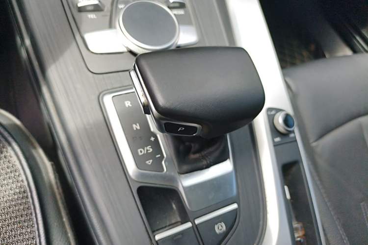 Used Audi A4L 2019 40 TFSI Fashion Edition China VI Emission Standard Gear Lever