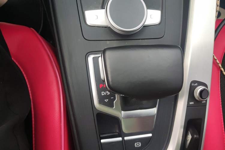 Used Audi A4L 2019 40 TFSI Fashion Edition China VI Emission Standard Gear Lever