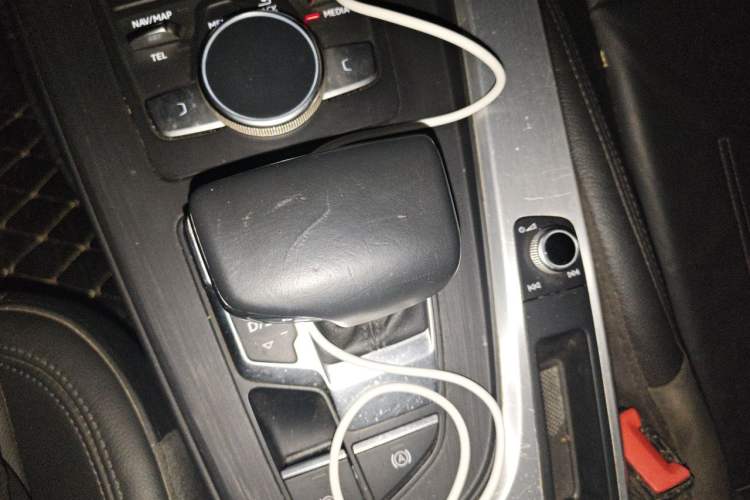 Used Audi A4L 2019 40 TFSI Fashion Edition China VI Emission Standard Gear Lever