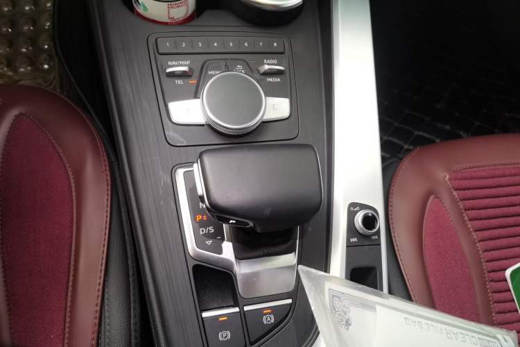 Used Audi A4L 2019 40 TFSI Fashion Edition China VI Emission Standard Gear Lever