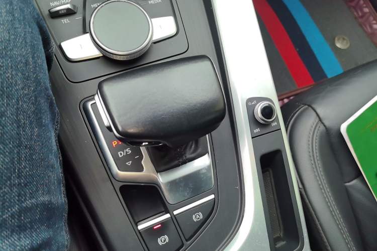 Used Audi A4L 2019 40 TFSI Fashion Version China V Gear Lever