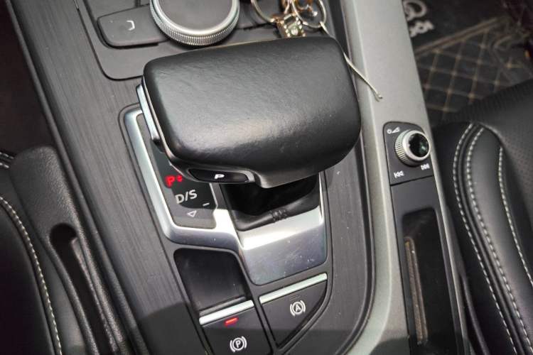 Used Audi A4L 2019 40 TFSI Ambition China VI Gear Lever