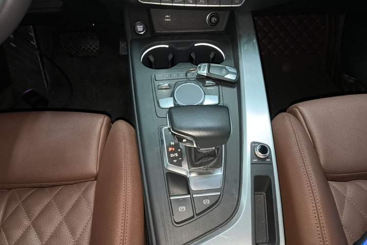 Used Audi A4L 2019 40 TFSI Fashion Version China V Gear Lever