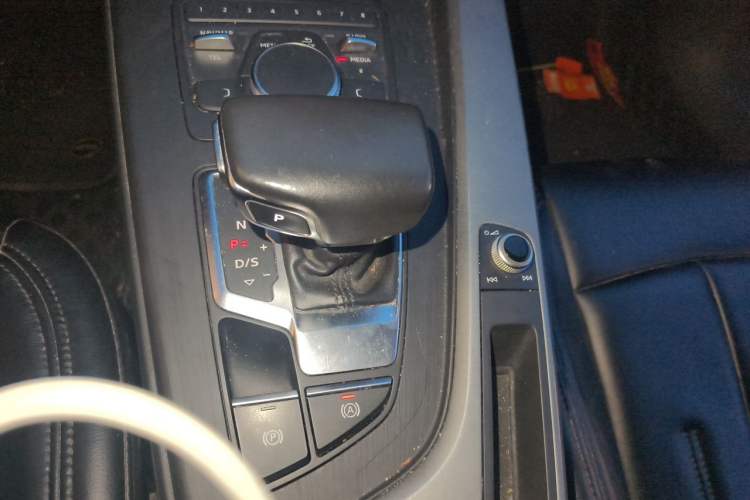 Used Audi A4L 2019 40 TFSI Ambition Version China V Gear Lever