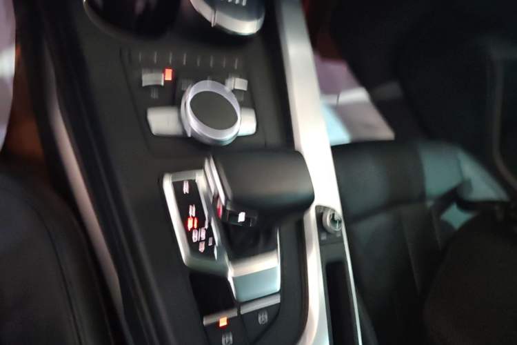 Used Audi A4L 2019 40 TFSI Fashion Edition China VI Emission Standard Gear Lever