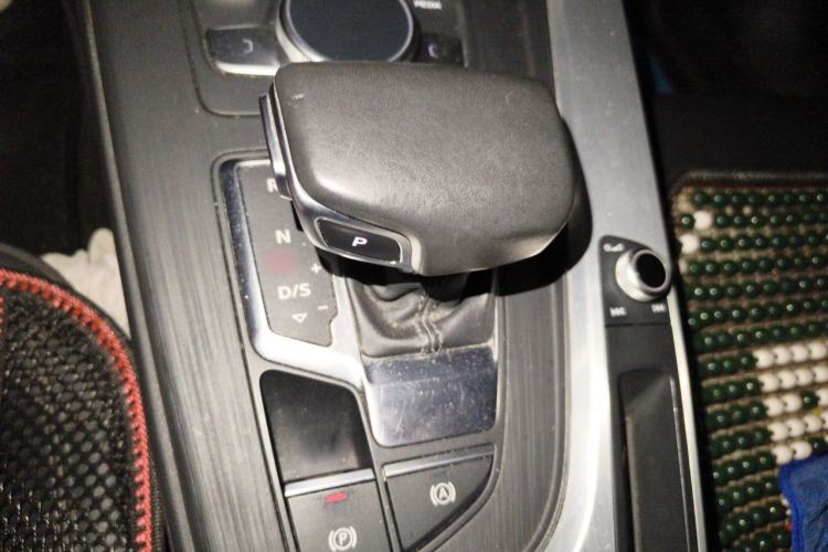 Used Audi A4L 2019 40 TFSI Fashion Edition China VI Emission Standard Gear Lever