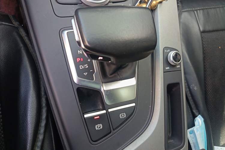 Used Audi A4L 2019 40 TFSI Ambition China VI Gear Lever
