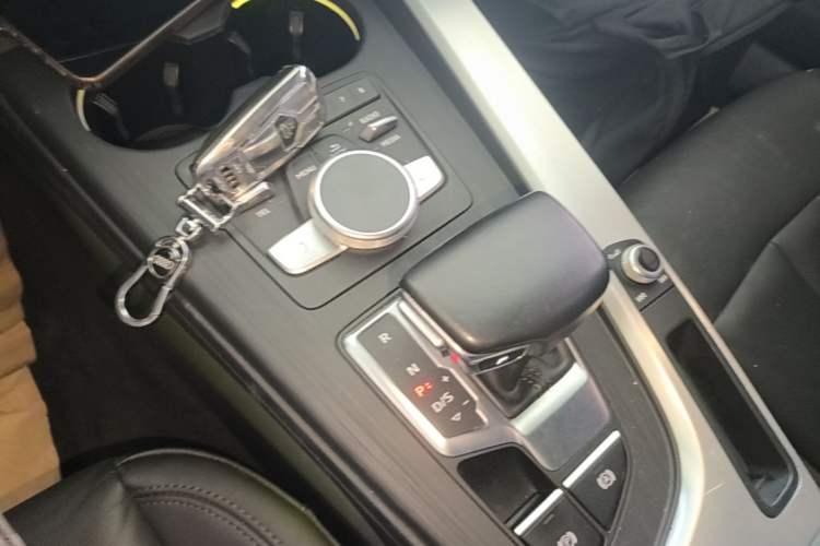 Used Audi A4L 2019 40 TFSI Fashion Edition China VI Emission Standard Gear Lever