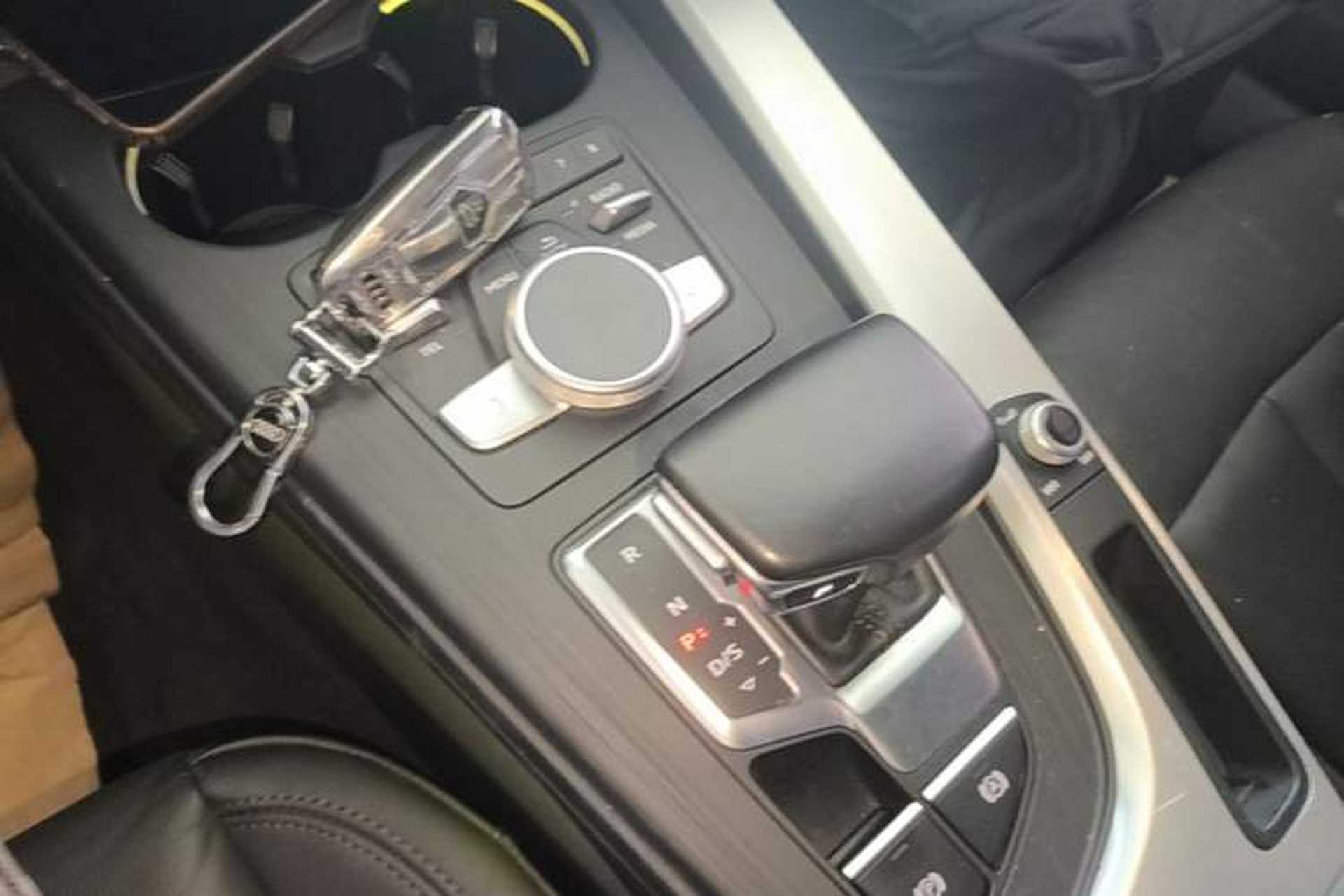 Used Audi A4L 2019 40 TFSI Fashion Edition China VI Emission Standard Gear Lever
