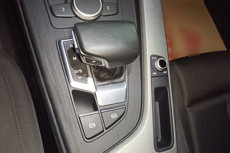 Used Audi A4L 2019 40 TFSI Ambition China VI Gear Lever