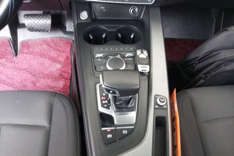 Used Audi A4L 2019 40 TFSI Ambition China VI Gear Lever