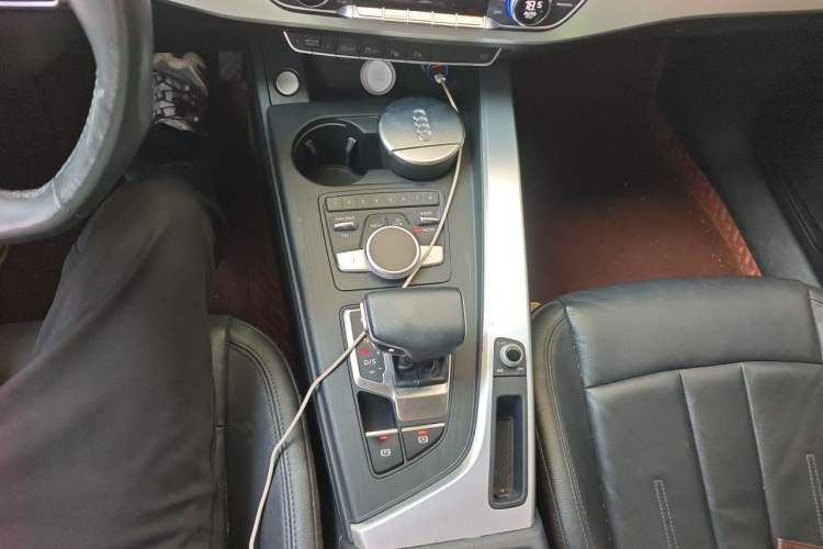 Used Audi A4L 2019 40 TFSI Fashion Edition China VI Emission Standard Gear Lever