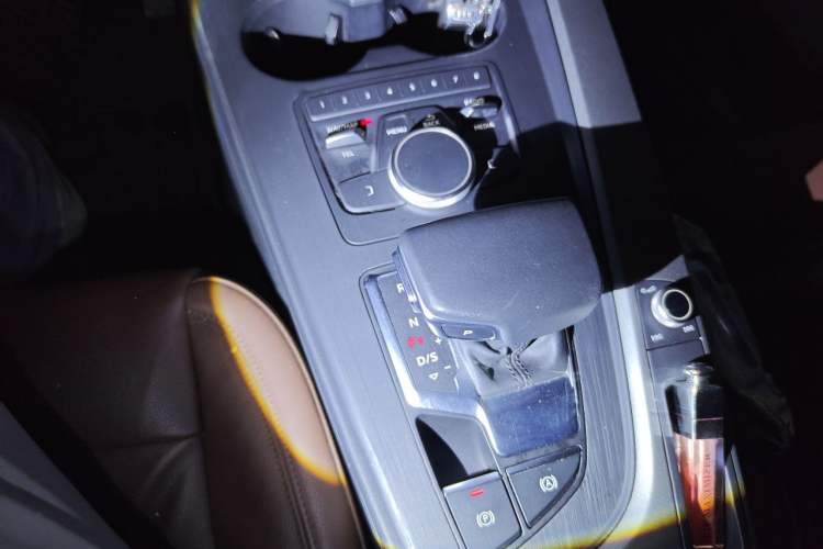 Used Audi A4L 2019 40 TFSI Ambition China VI Gear Lever
