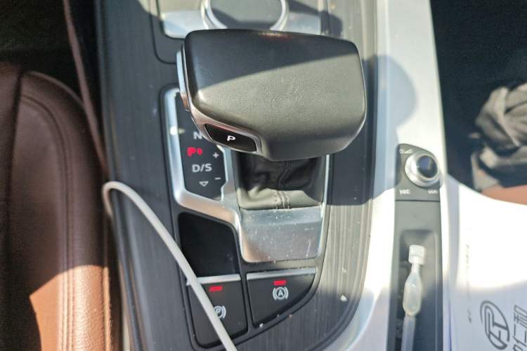 Used Audi A4L 2019 40 TFSI Fashion Version China V Gear Lever