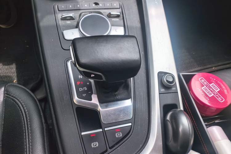 Used Audi A4L 2019 40 TFSI Fashion Edition China VI Emission Standard Gear Lever