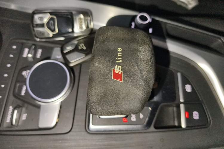 Used Audi A4L 2019 40 TFSI Fashion Edition China VI Emission Standard Gear Lever