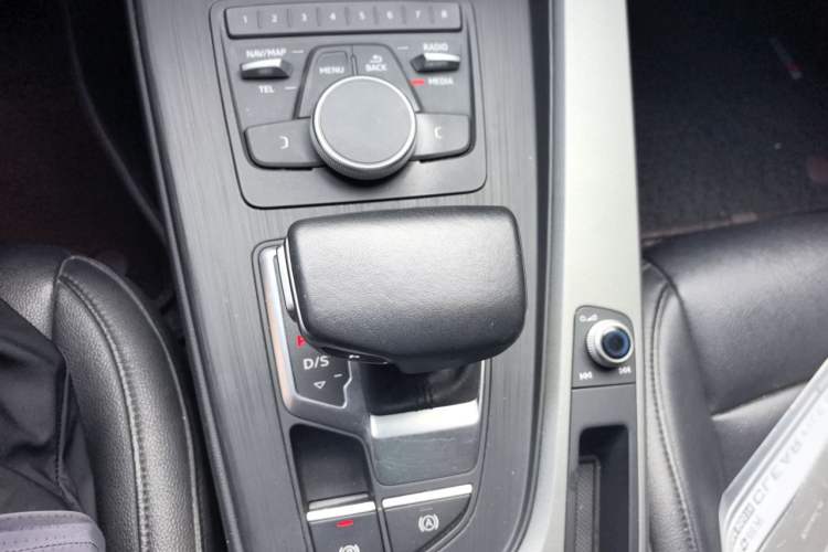 Used Audi A4L 2019 40 TFSI Ambition China VI Gear Lever